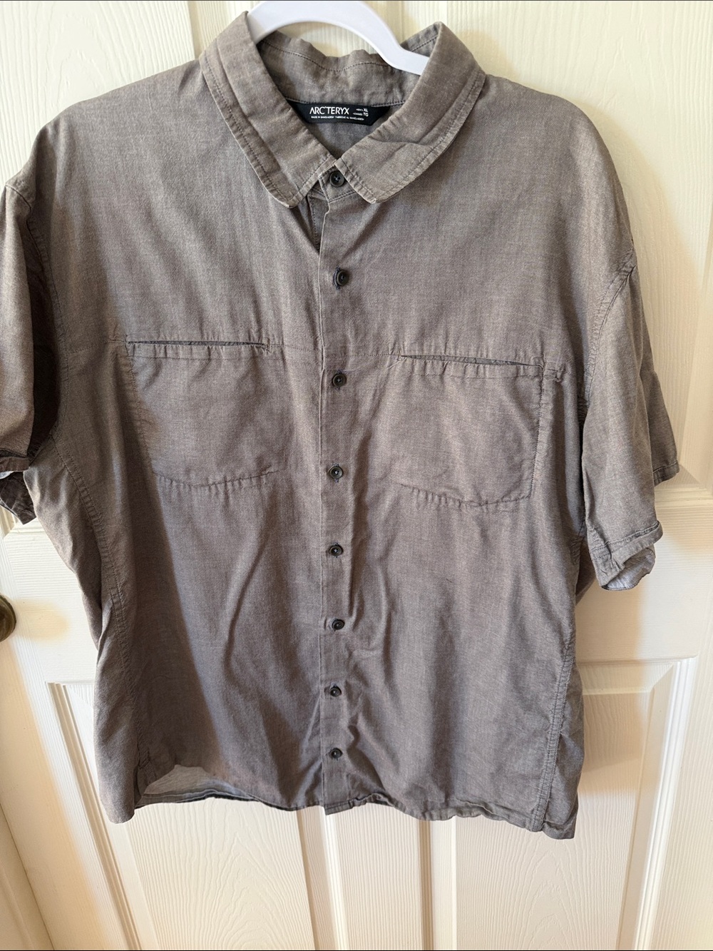 Arc'teryx Men's Short Sleeve Button-Down Shirt in Gray Sz XL.  Box52